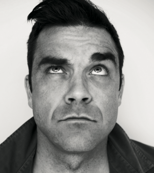 Robbie Williams kijkt omhoog