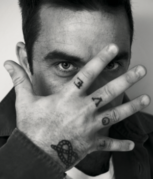 Robbie Williams vingers tattoo
