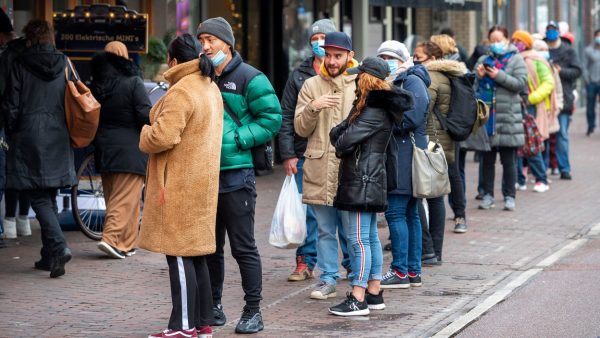 Sluiting winkels vanwege corona zorgt voor drukte en meterslange rijen in winkelstraten