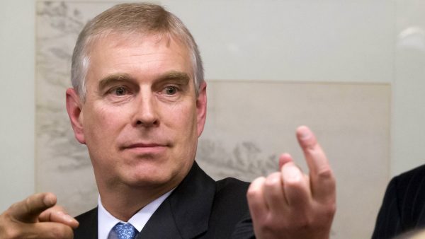Alibi van prins Andrew valt in duigen, waarschijnlijk dat hij het bed deelde met een minderjarige