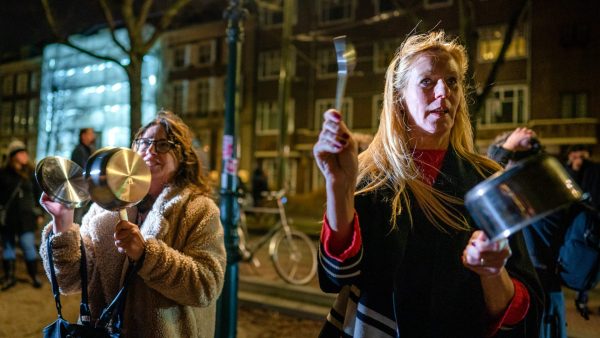 Kijkers van toespraak Rutten vallen over demonstranten: 'Kan iemand die verdwaalde scheidsrechters weghalen?’