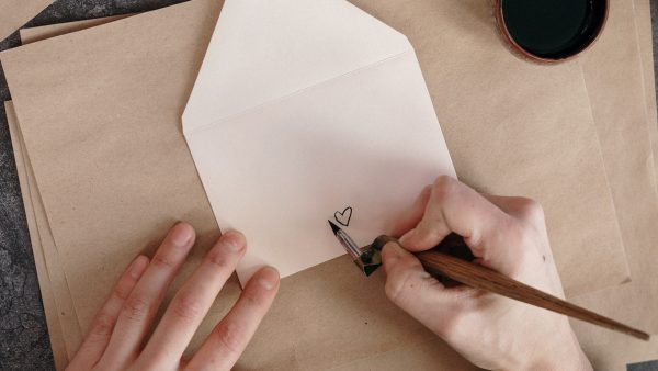Vader deelt ontroerend briefje van zoon (8) aan overleden moeder