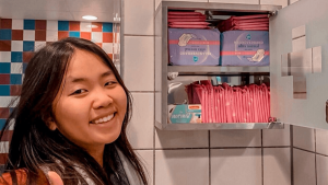 Thumbnail voor Mai Tram (16) regelt kastjes vol tampons bij toiletten op haar school