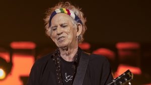 Thumbnail voor Keith Richards viert zijn 77e verjaardag en krijgt, ja heus, een eigen kakkerlak