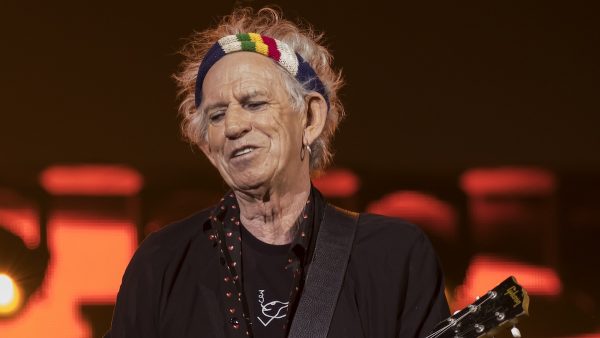 Keith Richards viert zijn 77e verjaardag en krijgt, ja heus, een eigen kakkerlak