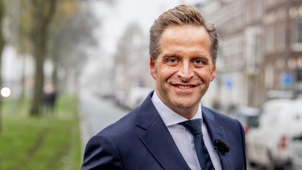 Hugo de Jonge zingt 'White Christmas', maar staatssecretaris Blokhuis vindt het 3 x niks