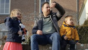 Miniatura di Willem che ha perso i suoi figli (5 e 3) in un incidente: 