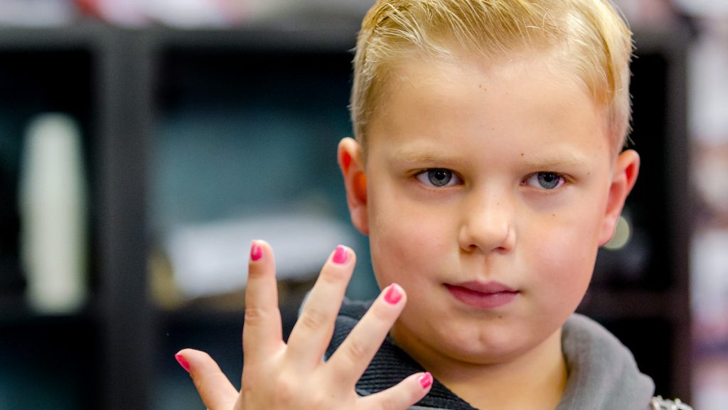 Tijn, nagellakheld van 'Serious Request', krijgt Waterplein in Breda en zijn trotse familie reageert