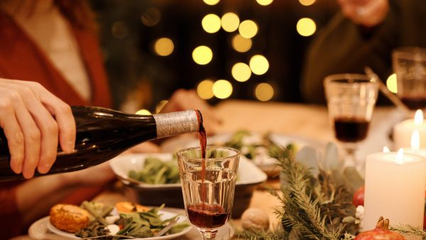 Nicole moest achteraf zelf betalen voor de wijn tijdens een kerstdiner: 'Ik was woest'