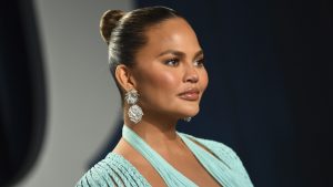 Thumbnail voor Chrissy Teigen deelt kwetsbare foto van postpartum buik: 'Het is frustrerend'