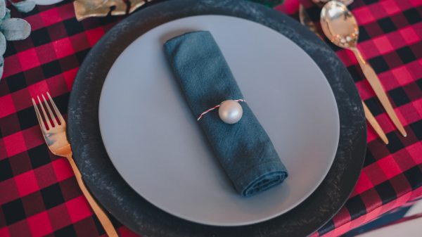 Achter je computerscherm met onbekenden aan het kerstdiner