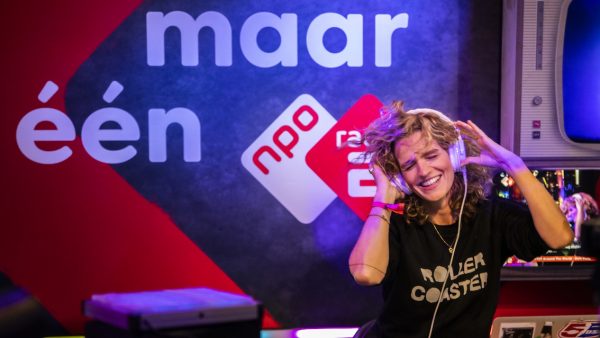 De Top 2000 wordt élke dag een uurtje 'vertolkt' door gebarentolk