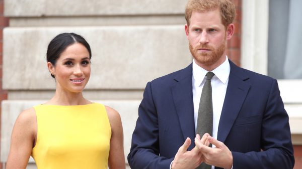 Meghan en Harry kopen honderd mutsjes voor het goede doel
