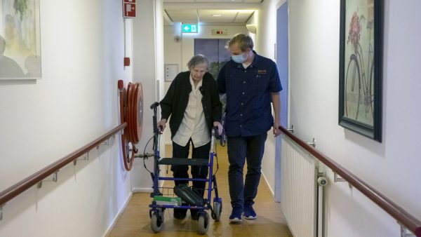 Te grote druk op ouderenzorg: 'Cliënten krijgen soms minder verzorging'