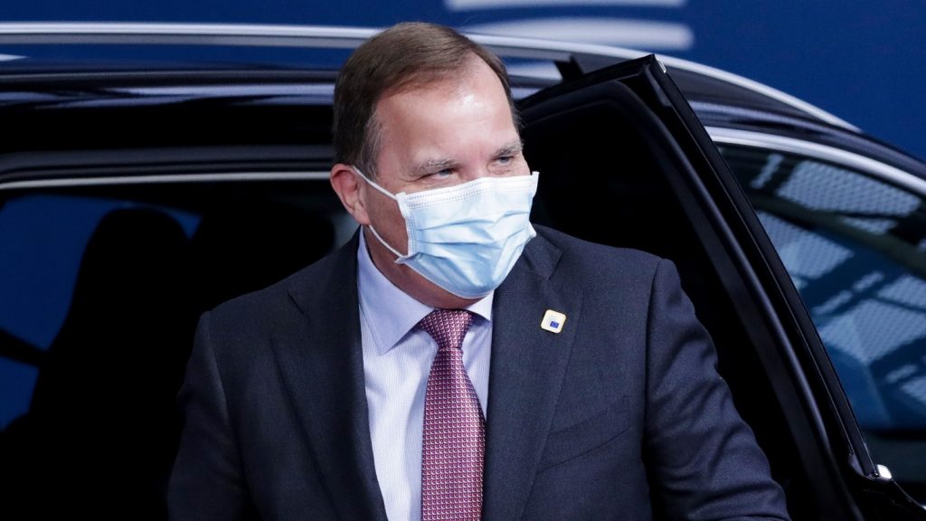 Zweedse premier Stefan Löfven riep op winkelcentra te vermijden, maar ging zelf wel winkelen