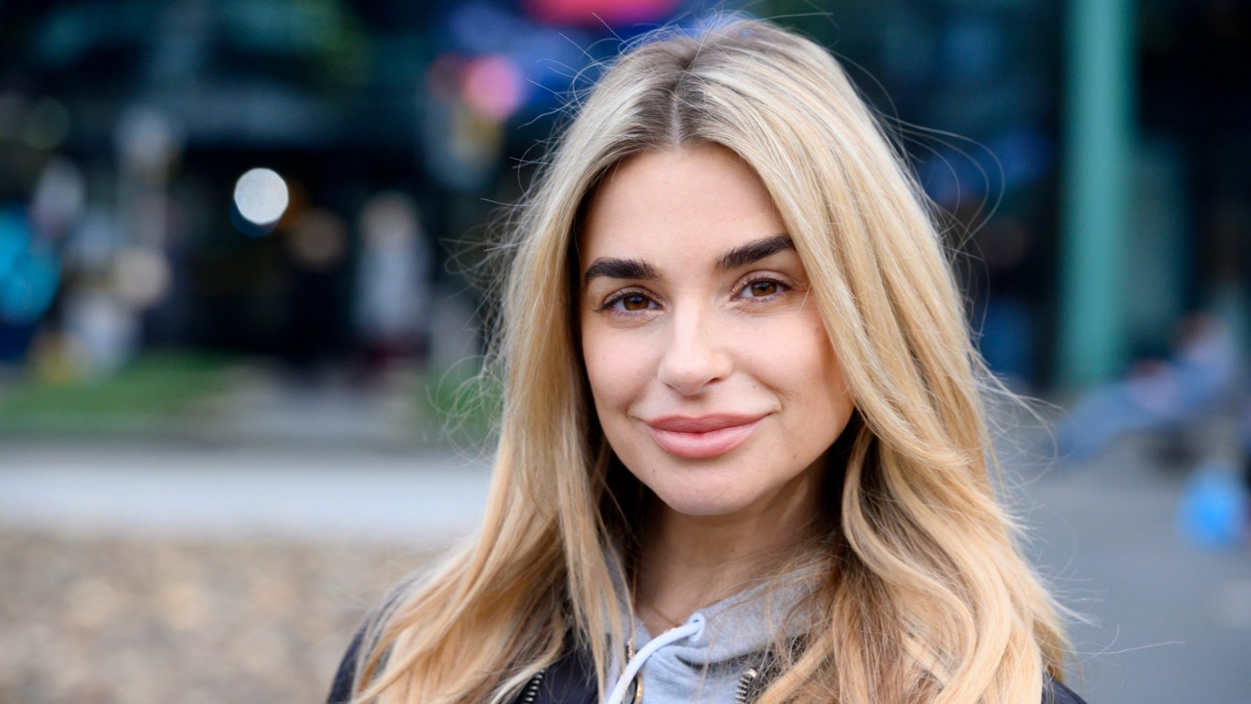 Gaby Blaaser poseert in lingerie aan de Amsterdamse grachten