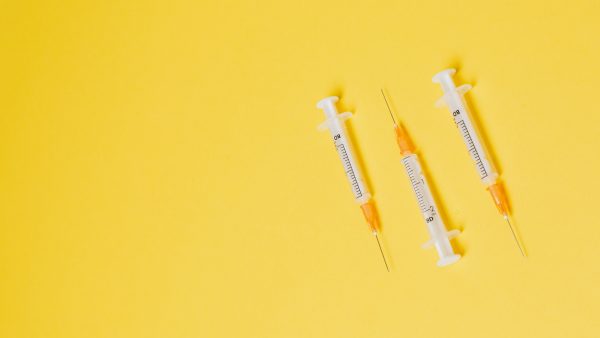 In Veghel worden eerste vaccinaties in Nederland gegeven