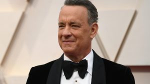 Thumbnail voor Acteur Tom Hanks heeft een nieuw (of eigenlijk bijna geen) kapsel en is er niet blij mee