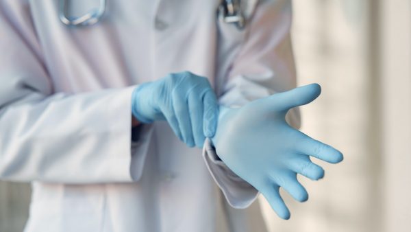 'Ziekenhuizen zijn op zoek naar honderden verpleegkundigen door besmettingen en uitval'