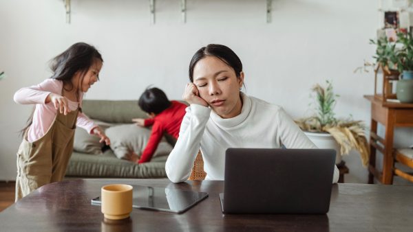 ouders-kinderen-lesgeven-samen-thuis