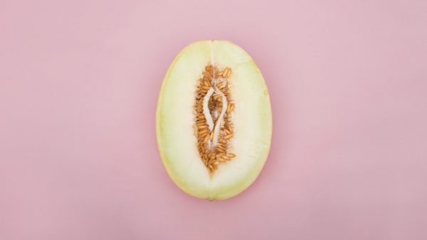 Opengesneden meloen op roze achtergrond