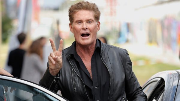 David Hasselhoff houdt garage sale en alles is te koop: van wassen beeld tot Knight Rider-auto