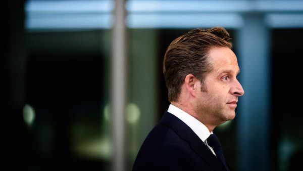 Hugo de Jonge geeft toe: ‘We hadden eerder kunnen vaccineren’