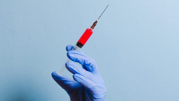 Sanna krijgt eerste vaccinatie