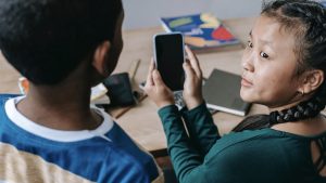 Thumbnail voor Waarom deze (oud-)docent pleit voor een smartphone-verbod op scholen