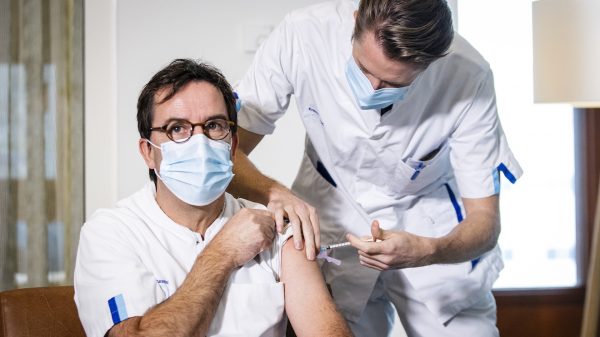 Diederik Gommers Eerste vaccinatie in Erasmus MC