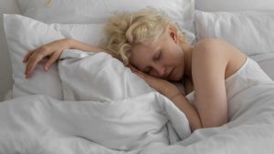 Neurowetenschapper Els van der Helm legt uit waarom langer uitslapen door thuiswerken goed is