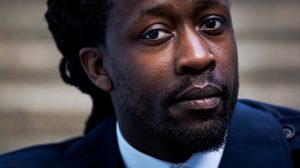 Akwasi breekt interview Radio 1 af en dwingt journalist opnames te wissen