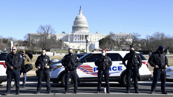 Brian Sicknick Amerikaanse politie herdenkt collega die overleed bij Capitool-bestorming