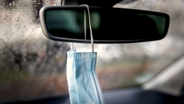 Mondkapje aan autospiegel