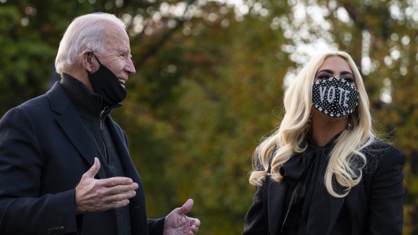 Lady Gaga zingt volkslied bij inauguratie Joe Biden