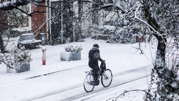 weekend sneeuw nederland glad code geel knmi