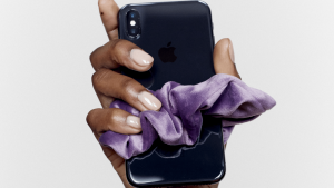 Thumbnail voor Back to the 80s and 90s: de leukste manieren om een scrunchie te dragen