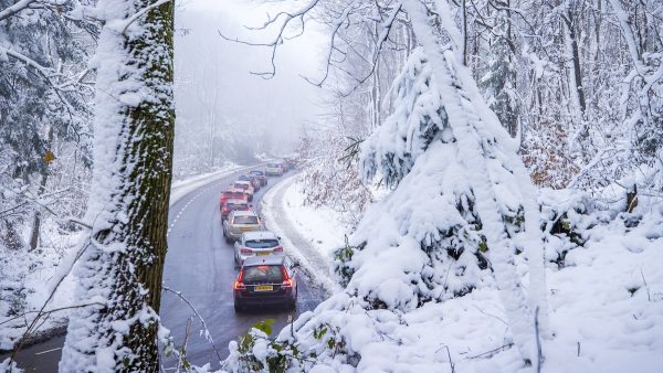Sneeuw zorgt zaterdag voor gladheid, Rijkswaterstaat waarschuwt weggebruikers