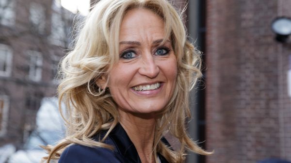 Natasja neemt je (op haar klompen) mee door de spierwitte tuin van familie Froger