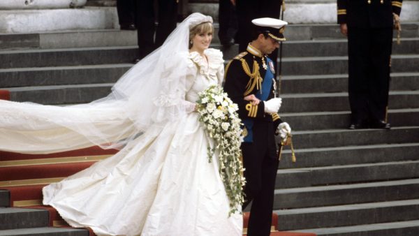 Ontwerpers trouwjurk Diana ruziën om veiling van schetsen