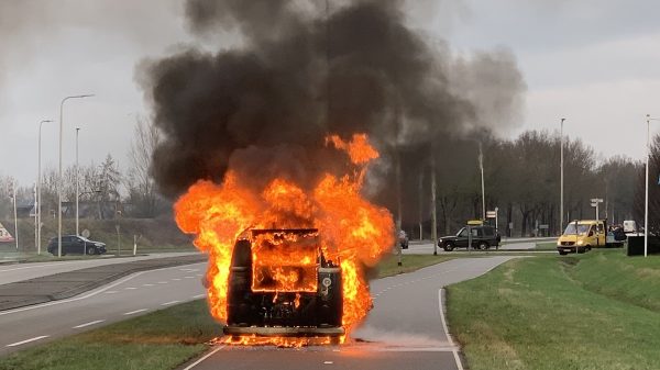 Tot zover de vintage trouwauto: 'Binnen twee minuten sloegen vlammen uit de bus'