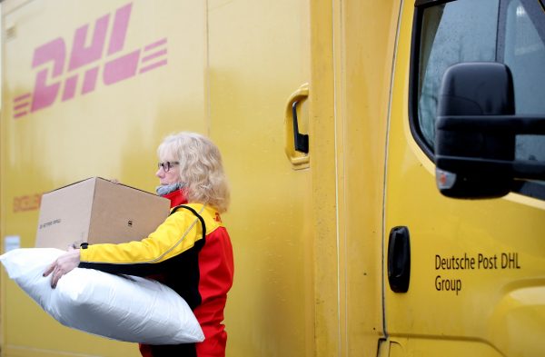 dhl wil ook tijdens avondklok door