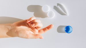 Thumbnail voor Oogarts Loes vertelt wat je moet weten over de risico's van (goedkope) lenzen