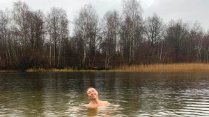 Thumbnail voor Maja zwemt drie keer per week in (ijs)koud natuurwater: 'Echt heerlijk, joh'