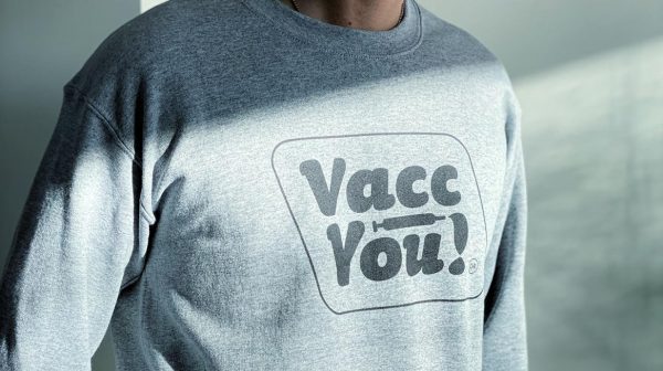 Vacc You! Duuk (19) maakt 'zieke' vaccinatie-merchandise