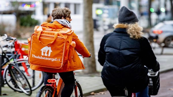 Stormloop op Thuisbezorgd-jas en leenhond om avondklok