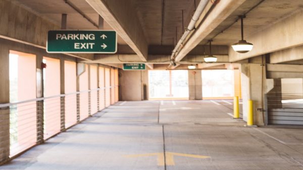 Bizar ongeluk: studente komt om in parkeergarage