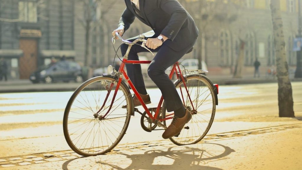 Deze fietser denkt dat hij de avondklok-controle wel even ...