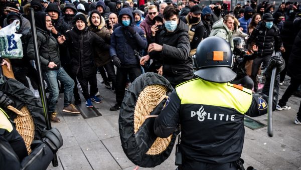 Coronaprotesten in Eindhoven en Amsterdam, politie grijpt in