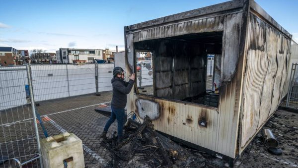In Urk staken jongeren bij rellen een testlocatie in brand.